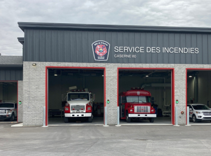 Caserne de pompiers de Lanoraie avec camions de pompiers