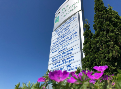 Panneau du parc Industriel qui affiche les entreprises qui s'y trouvent