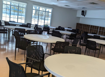 Intérieur de la salle Jean-Bourdon avec de grandes fenêtres donnant sur le fleuve Saint-Laurent