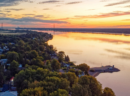 Vue aérienne du quai municipal lors d'un couché de soleil