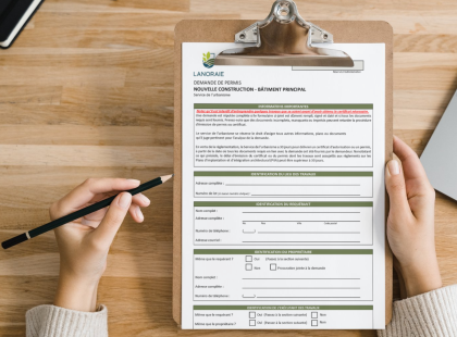 Citoyen qui remplit un formulaire pour une construction