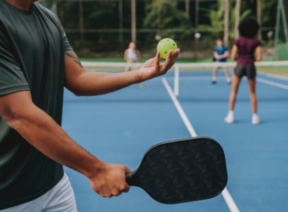 Souliers de sports, poids et tapis de yoga dans un décor d'automne