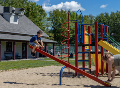 Enfant sur la bascule située au parc du Centre sportif de Lanoraie