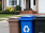 Bacs de compost, recyclage et poubelles devant une maison sur le bord du chemin